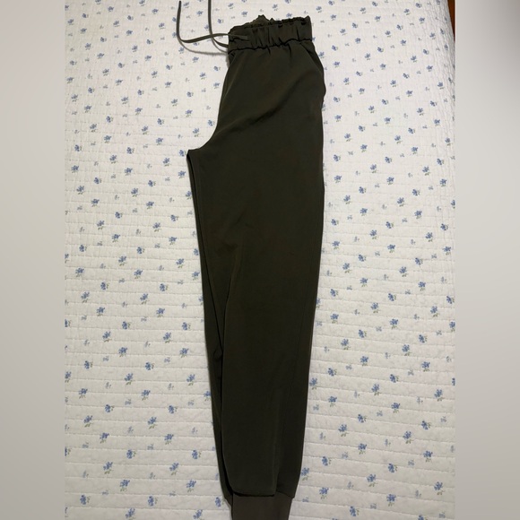 NWOT Lululemon Olive Green Jogger Pants Size 8 stretch High-Rise - Picture 2 of 4